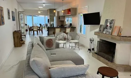 Casa 3 dormitórios, 1 suíte, com piscina no Centro de Xangri-lá