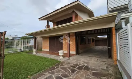 Casa 03 quartos, sacada, sala de estar com lareira,  em Xangri-Lá/RS.