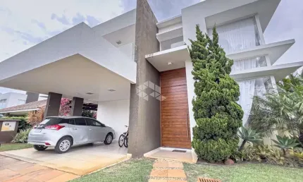 Casa de esquina com 4 suítes, living 3 ambientes, pè direito alto, no condomínio Quintas do Lago - Xangri-lá/RS.