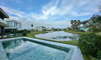 Casa condomínio enseada lagos de xangri-lá, 06 dormitórios/suíte, beira lago