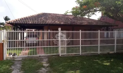 Casa com 3 quartos, 1 suíte, 1 banheiro, garagem para 2 carros. Praia da Armação em Penha- SC.