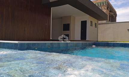 Luxuosa casa de 4 suítes e piscina, no Caledônia com Exclusividade