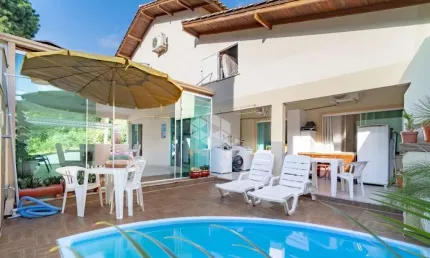 Casa com piscina no bairro Aririba em Balneário Camboriú