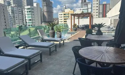 Apartamento 04 quartos sendo 04 suítes e 03 vagas de garagem.