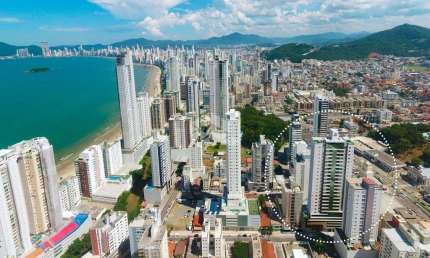 Apartamento 05 Dormitórios sendo 05 Suítes e 06 Vagas de Garagem