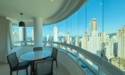 Apartamento com 3 quartos , 3 suítes e 2 vagas de garagem.