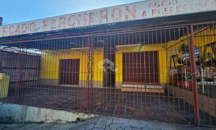 Loja e Casa comercial localizada na rua Orfanatrófio.