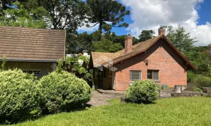 Casa em 2 terrenos totalizando 3.004 m2 com potencial para incorporação