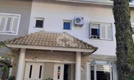 Casa geminada, 3 dormitórios sendo uma suíte, na Vila Suzana