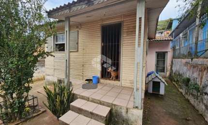 Casa mista, 2 dormitórios e sala em madeira, cozinha grande e banheiro em alvenaria,