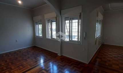 Apartamento com 142m² privativos, três dormitórios, sendo um com sacada, living para 3 ambientes
