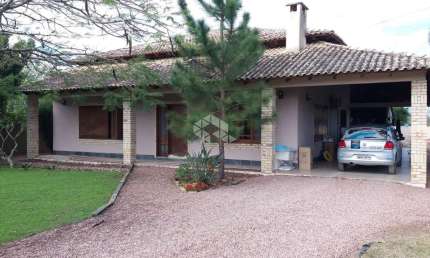 Casa de alvenaria de 220 m², 2 dormitórios sendo 1 suíte, ampla sala de estar/jantar, cozinha integrada.