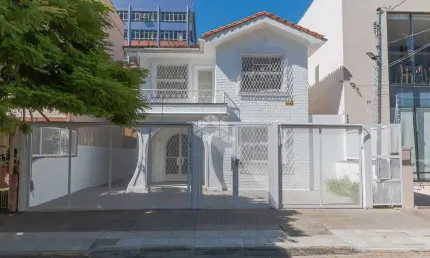 Casa residencial ou comercial de 2 pisos com 448 m².