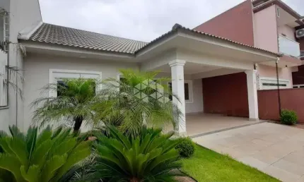 Casa de 130 m², 2 dormitórios sendo 1 suíte, 2 vagas de garagem lado a lado.