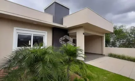 Linda casa térrea de 130 m², 3 dormitórios sendo 1 suíte, 2 vagas de garagem.