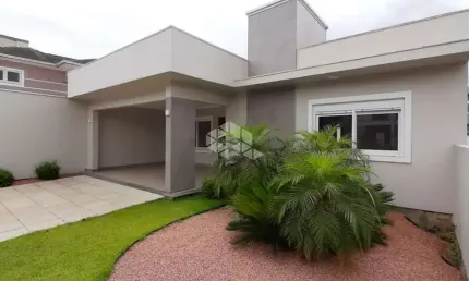 Casa de 130 m², 3 dormitórios sendo 1 suíte, 2 vagas de garagem, sala de estar.