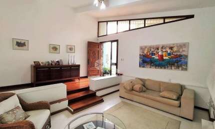 Maravilhosa casa de 201 m², 5 dormitórios, 3 vagas de garagem, living espaçoso.
