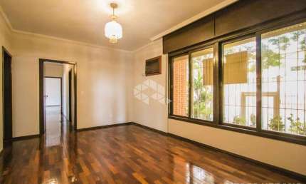 Casa de 306 m², 4 dormitórios sendo 1 suíte com mais de 33 m².