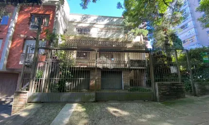 Casa 05 dormitórios, 04 vagas, com 301m² no Bairro Petrópolis Porto Alegre.