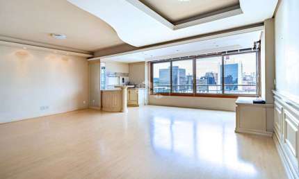 Apartamento 3 dormitórios e 2 vagas no bairro Mont Serrat, em Porto Alegre.