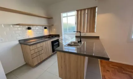 Apartamento 2 dormitórios , reformado e desocupado no Centro Histórico