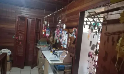 Lindo  chale de madeira bem localizada no bairro tristeza com 3 dormitorios 2 banheiro ,