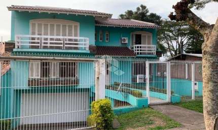 Casa com 4 dormitórios com suites, sala com três ambientes, estar, intima com lareira e jantar