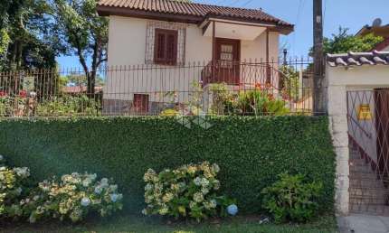 CASA COM 3 DORM, LIVING BEM LOCALIZADA NO BAIRRO TAARUMÂ.