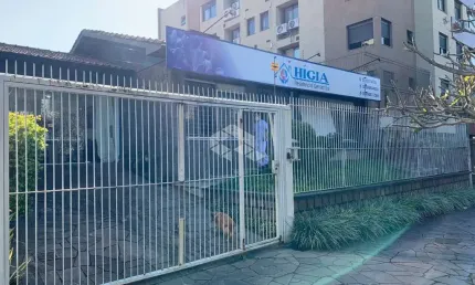 Ampla casa comercial com 5 dormitórios, recepção, sala com 2 ambientes.