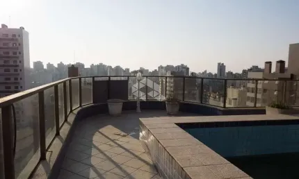 Cobertura de 381 m², 3 dormitórios sendo 1 suíte e 3 vagas de garagem.