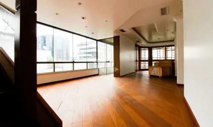 Cobertura de 381 m², 3 dormitórios sendo 1 suíte e 3 vagas de garagem.
