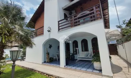 Sobrado isolado 3 suítes, piscina e edicula no Florida