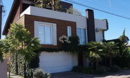 Terreno com 2 casas , 2 apartamentos e uma sala comercial, ideal para famílias grandes ou investidor