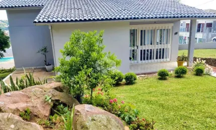 Casa no Santa Helena 03 dormitórios 01 suíte e com Piscina