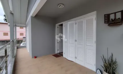 Casa em amplo terreno com  3 dormitórios, sendo 1 suite e 2 vagas de garagem