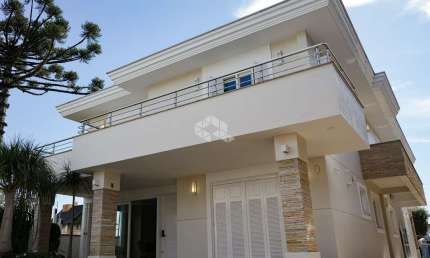 Casa de alto padrão mobiliada,  com 5 suítes, salão de festas, pergolado e uma linda área externa.