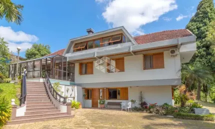 Ampla Casa com piscina de 700m² privativos,  6 dormitórios, sendo 04 suítes e 3 vagas de garagem.