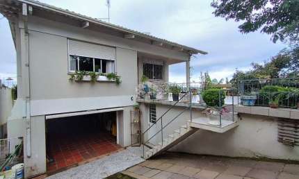 Vende-se uma bela casa 3 dormitórios com ótima localização