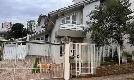 Casa com amplo terreno próximo ao centro da cidade, medindo 24m X 19m