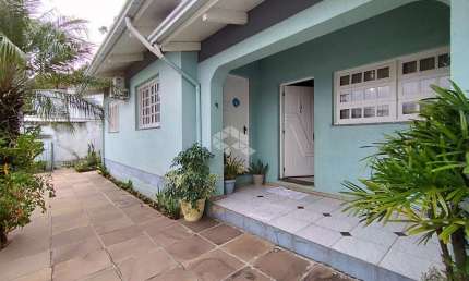 Vende-se excelente casa de 3 dormitórios semi mobiliada