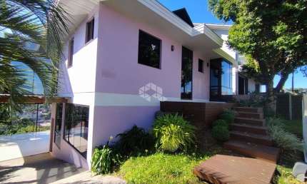 Casa semi mobiliada com 3 pavimentos, 3 dormitórios sendo 1 suíte e 3 vagas de garagem.