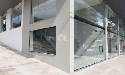 Ampla Sala comercial  térrea (loja) a uma quadra da praça Vico Barbieri,  198m².