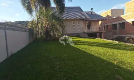 Casa com 3 dormitórios,   piscina e amplo pátio com gramado.