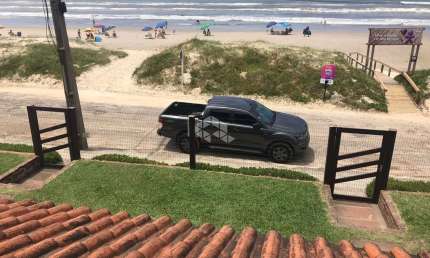 Sobrado pé na areia, 2 dormitórios e 1 vaga de garagem