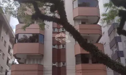 Apartamento no centro com 03 quartos sendo 01 suíte