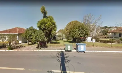 Terreno de esquina com excelente localização, frente norte, indicado para edif. residencial e comercial.