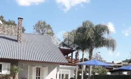 Casa de alto padrão 378 m², totalmente cercada, com piscina e jardim, localizada em morro reuter