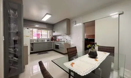 Linda casa com 3 dormitórios, sendo 1 suíte e 2 vagas