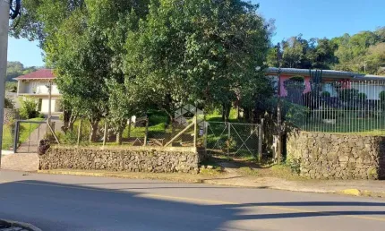 Casa com terreno espaçoso em área rural, totalmente cercada, oferecendo muita privacidade e contato com a natureza.