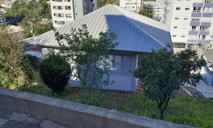Casa em alvenaria, passível de financiamento a 5 minutos do centro.